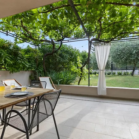 Apartman Pergola With Garden In Porec